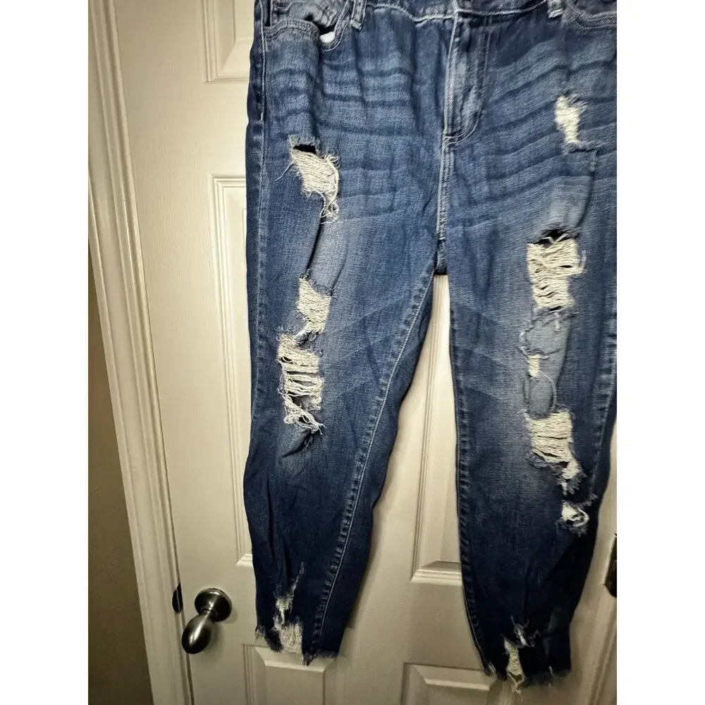 5/$25 EUC Cello Distressed Jeans Size 13